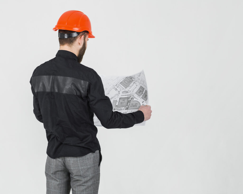 Perito avaliando imóvel urbano com base em planta