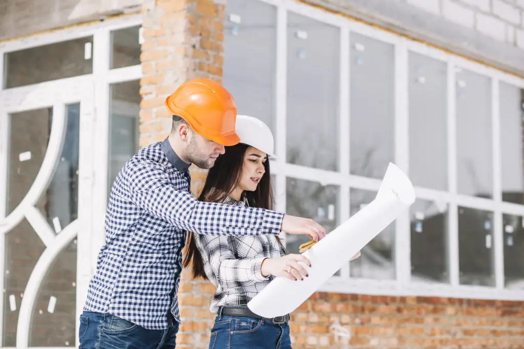 Assistentes técnicos realizando perícia imobiliária